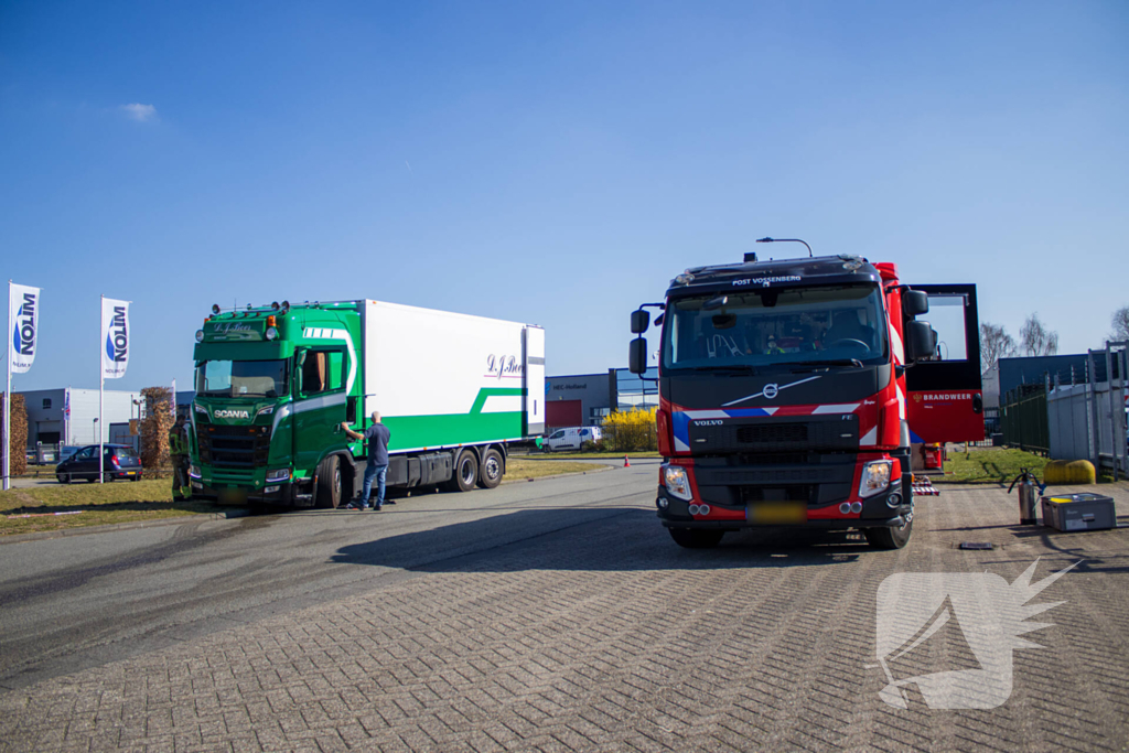 Diesel lekt van vrachtwagen na ongeval