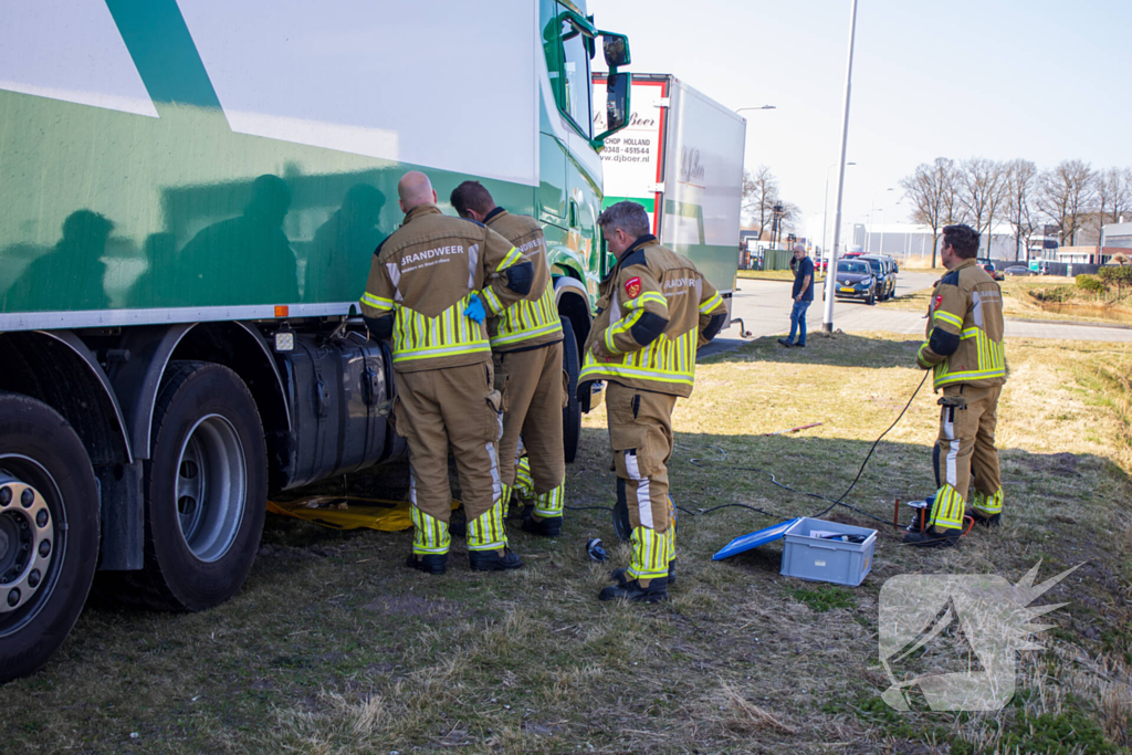 Diesel lekt van vrachtwagen na ongeval