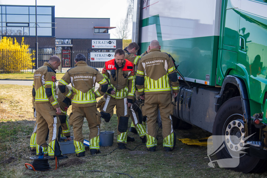 Diesel lekt van vrachtwagen na ongeval