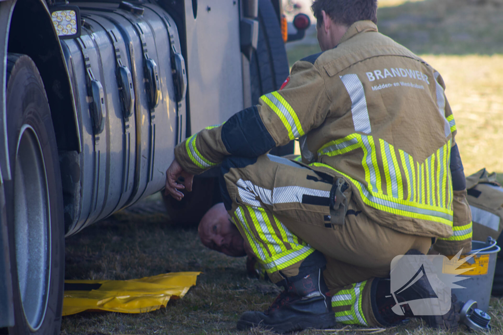 Diesel lekt van vrachtwagen na ongeval