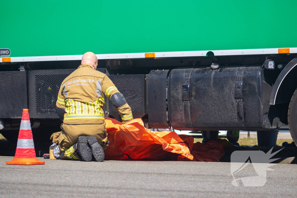 Diesel lekt van vrachtwagen na ongeval
