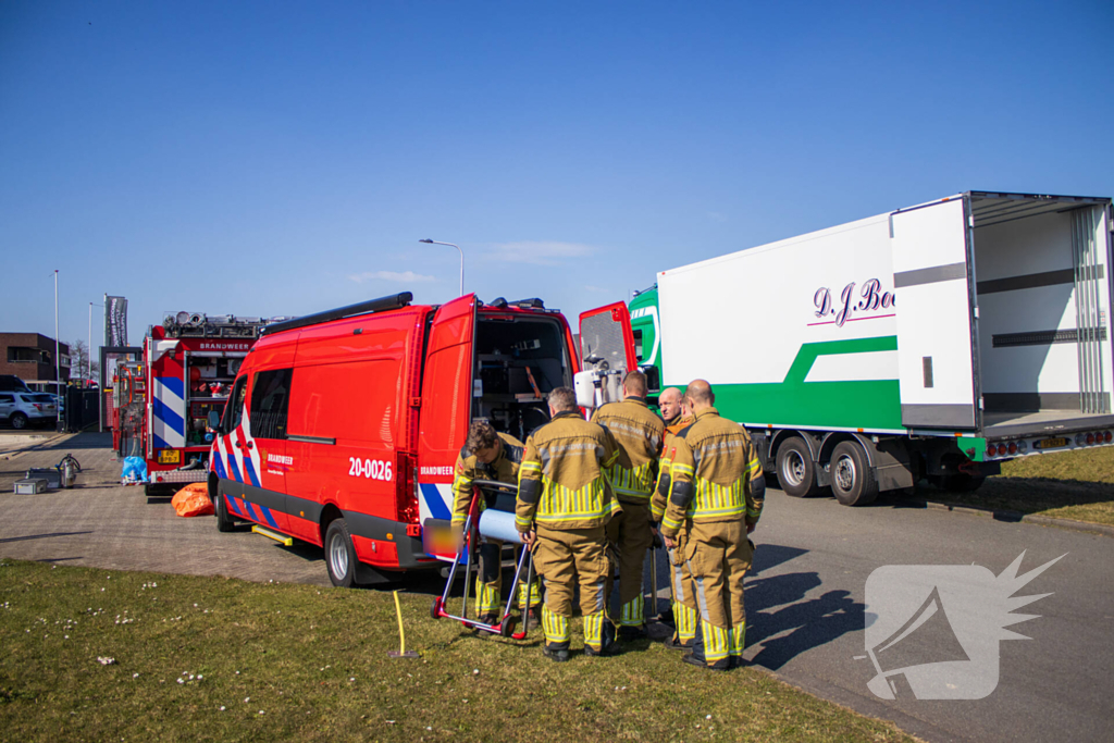 Diesel lekt van vrachtwagen na ongeval