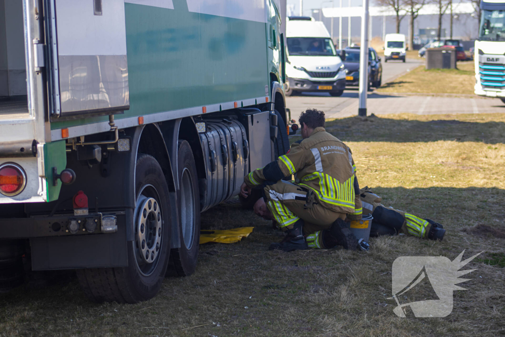 Diesel lekt van vrachtwagen na ongeval