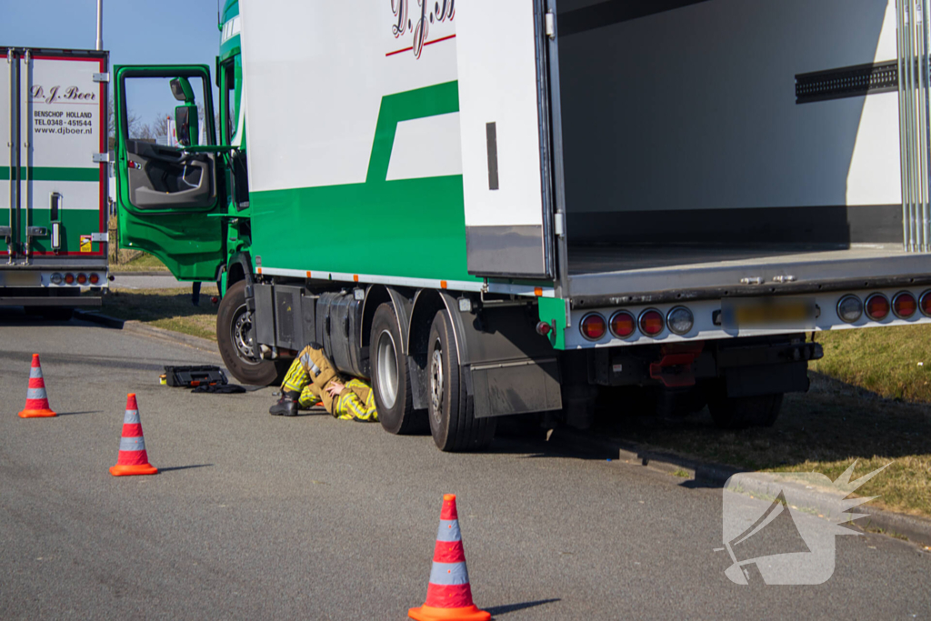 Diesel lekt van vrachtwagen na ongeval