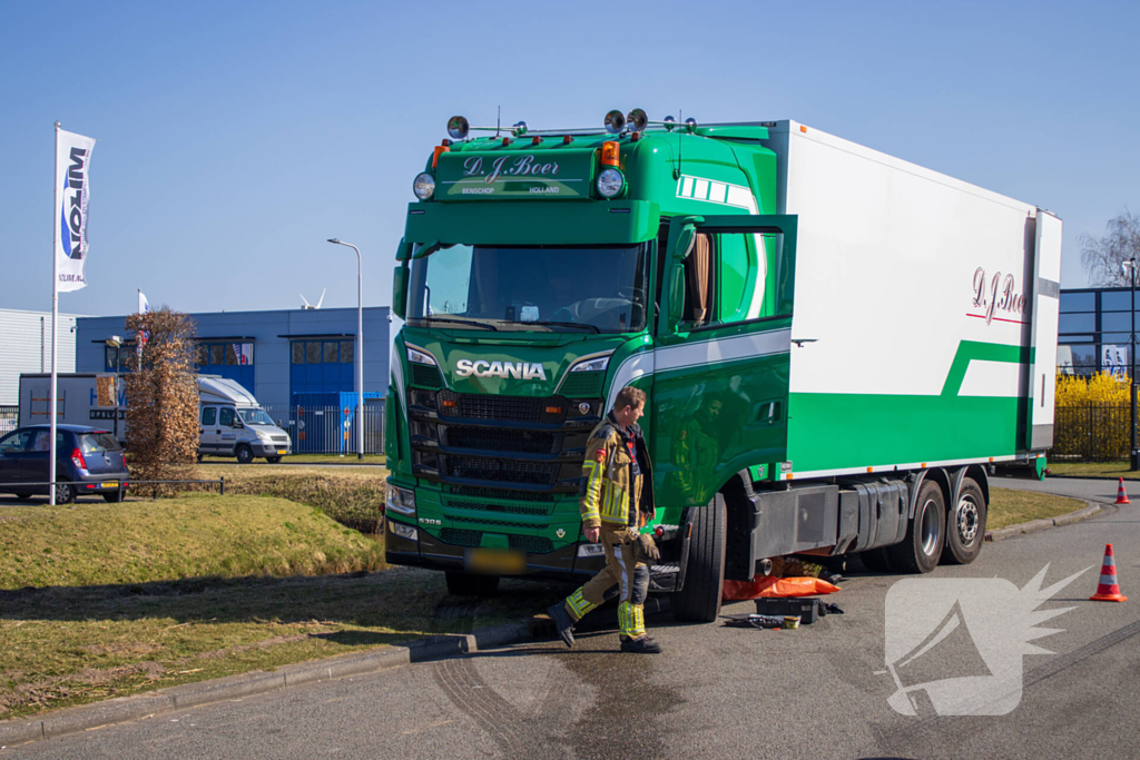 Diesel lekt van vrachtwagen na ongeval