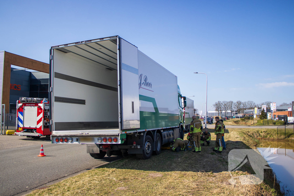 Diesel lekt van vrachtwagen na ongeval