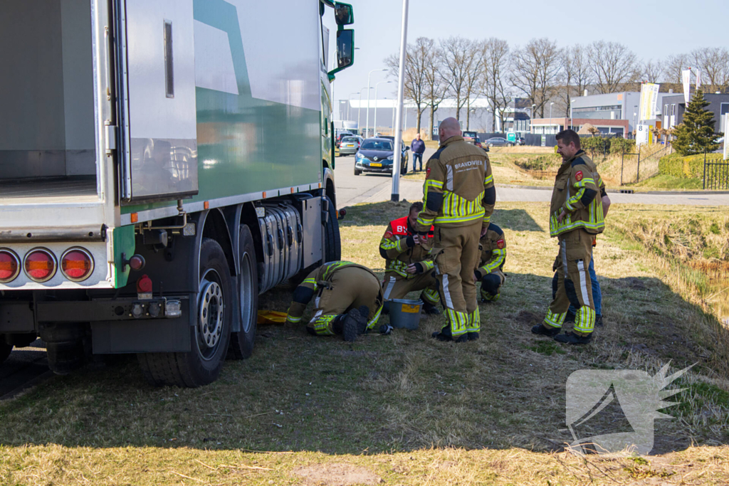Diesel lekt van vrachtwagen na ongeval