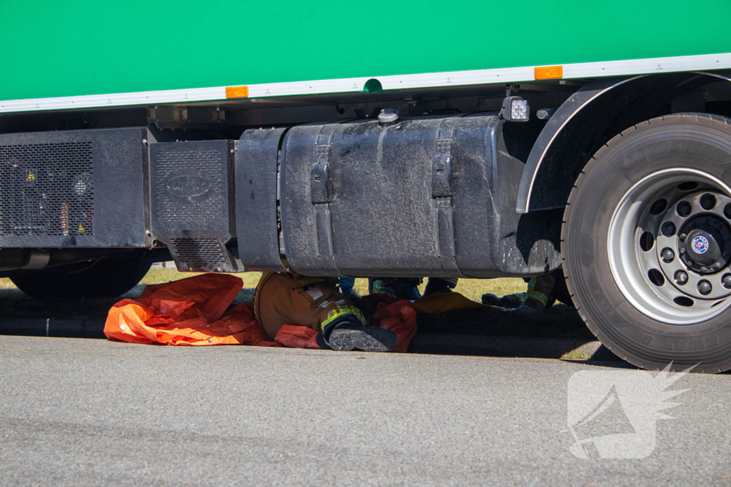 Diesel lekt van vrachtwagen na ongeval