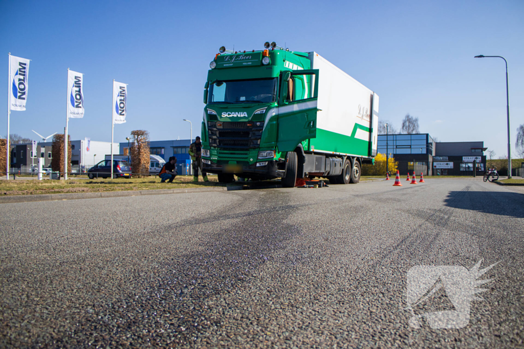 Diesel lekt van vrachtwagen na ongeval