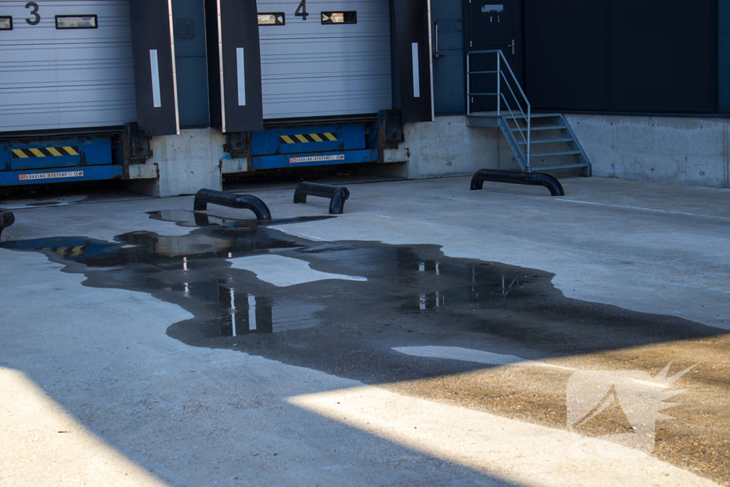 Diesel lekt van vrachtwagen na ongeval