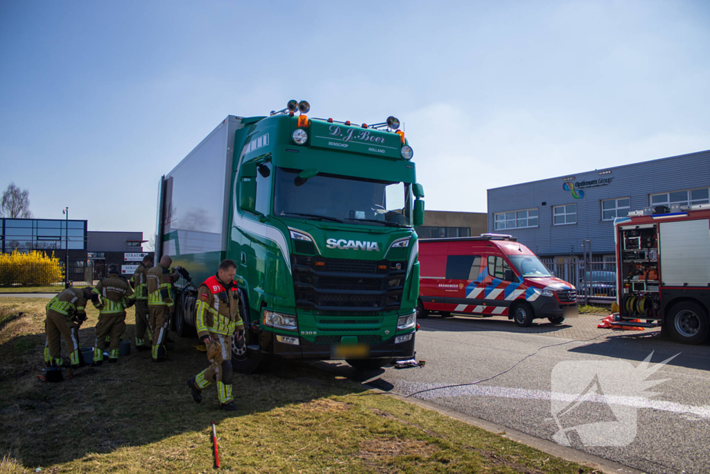 Diesel lekt van vrachtwagen na ongeval