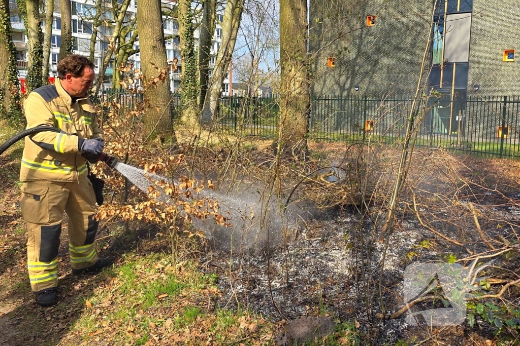 Tientallen meters bosschage in brand