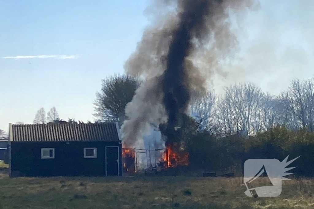 Brandweer blust uitslaande brand in schuur