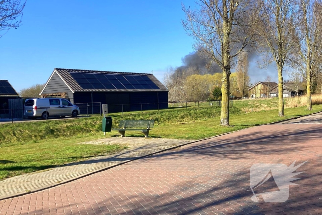 Brandweer blust uitslaande brand in schuur