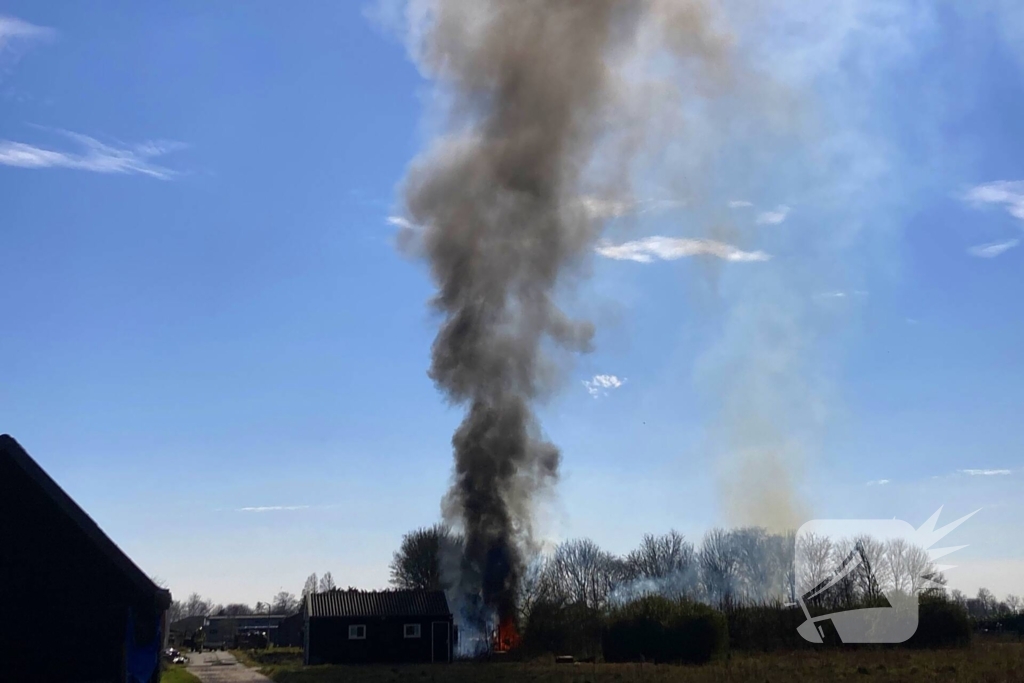 Brandweer blust uitslaande brand in schuur