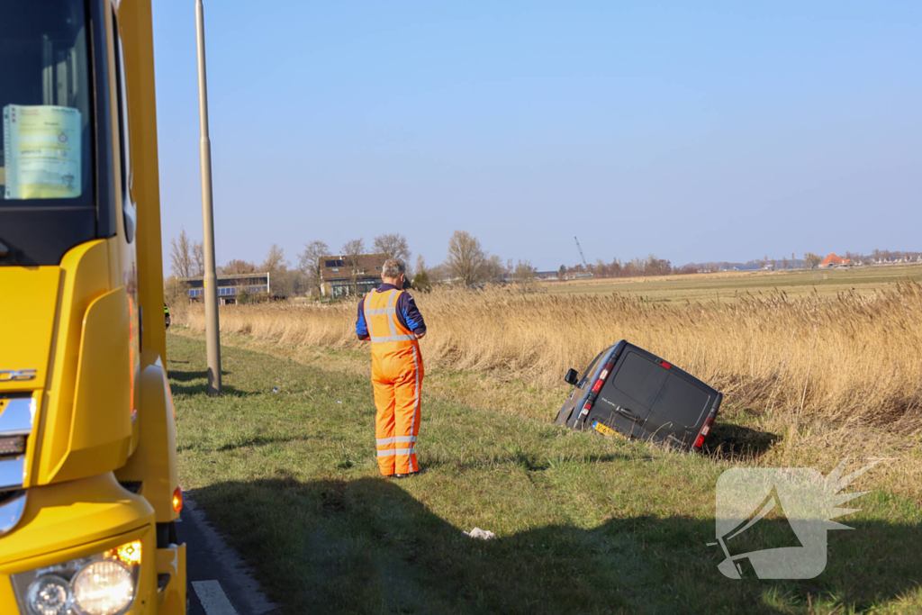 Bestelbus raakt van de weg en belandt in sloot