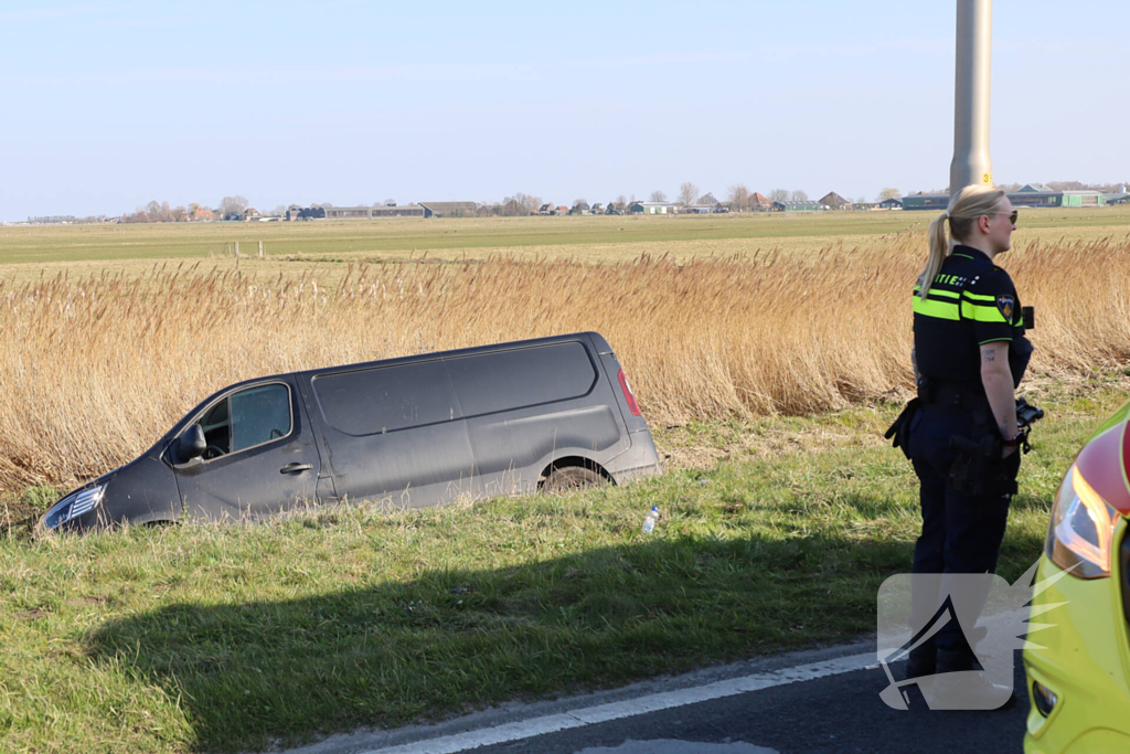 Bestelbus raakt van de weg en belandt in sloot