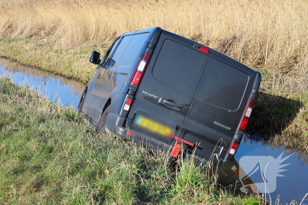 Bestelbus raakt van de weg en belandt in sloot