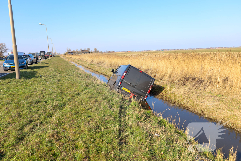 Bestelbus raakt van de weg en belandt in sloot