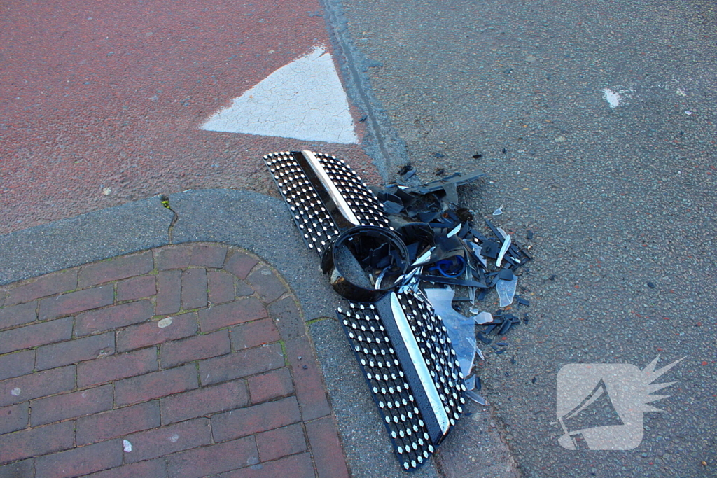 Bestelbus en personenauto met elkaar in botsing