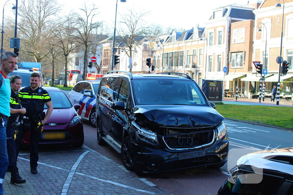 Bestelbus en personenauto met elkaar in botsing