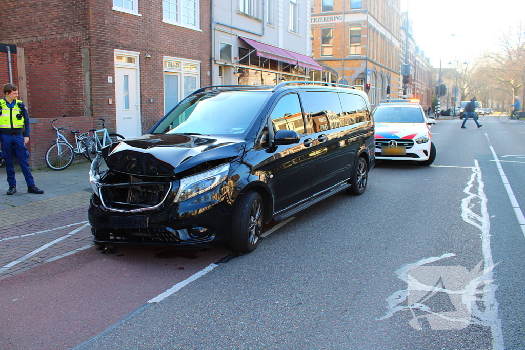 Bestelbus en personenauto met elkaar in botsing