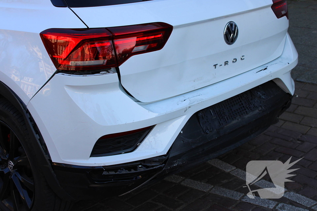 Bestelbus en personenauto met elkaar in botsing