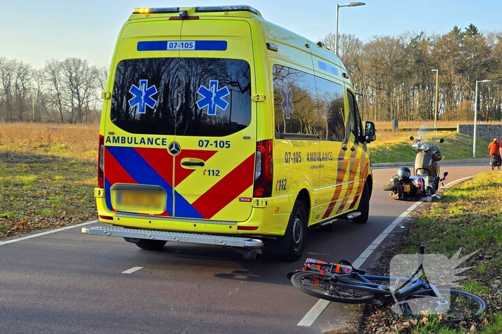 Scooterrijder en fietser botsen op fietspad