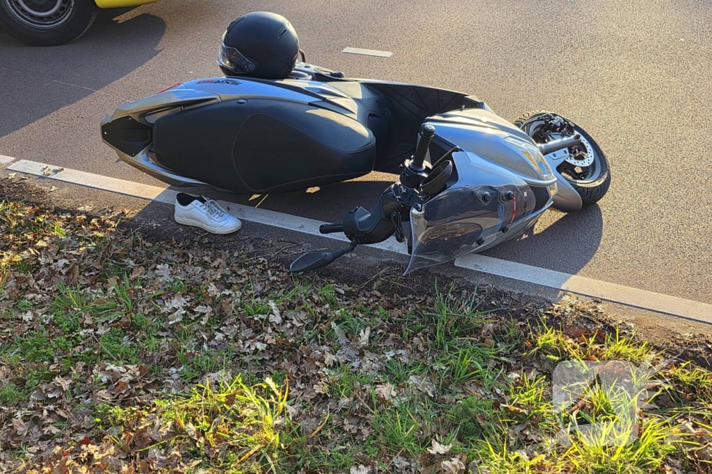 Scooterrijder en fietser botsen op fietspad