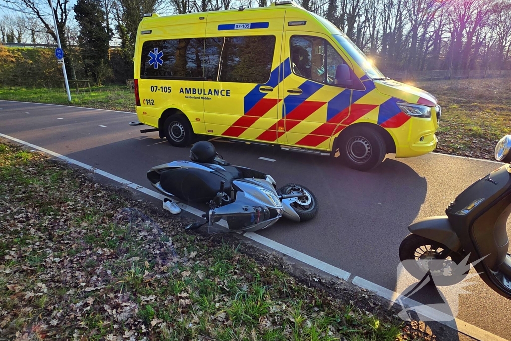 Scooterrijder en fietser botsen op fietspad