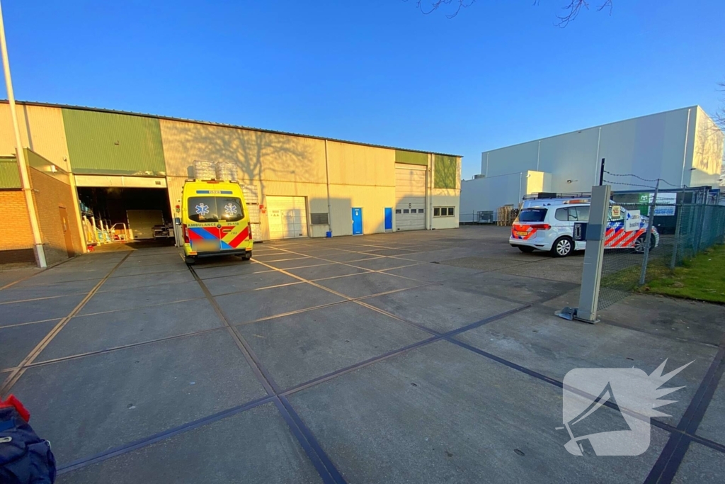 Persoon bekneld in bedrijfspand