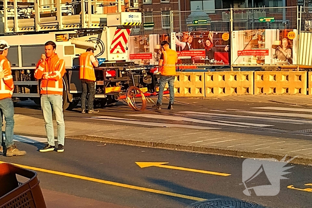 Vrachtwagen trekt bovenleiding van tram kapot
