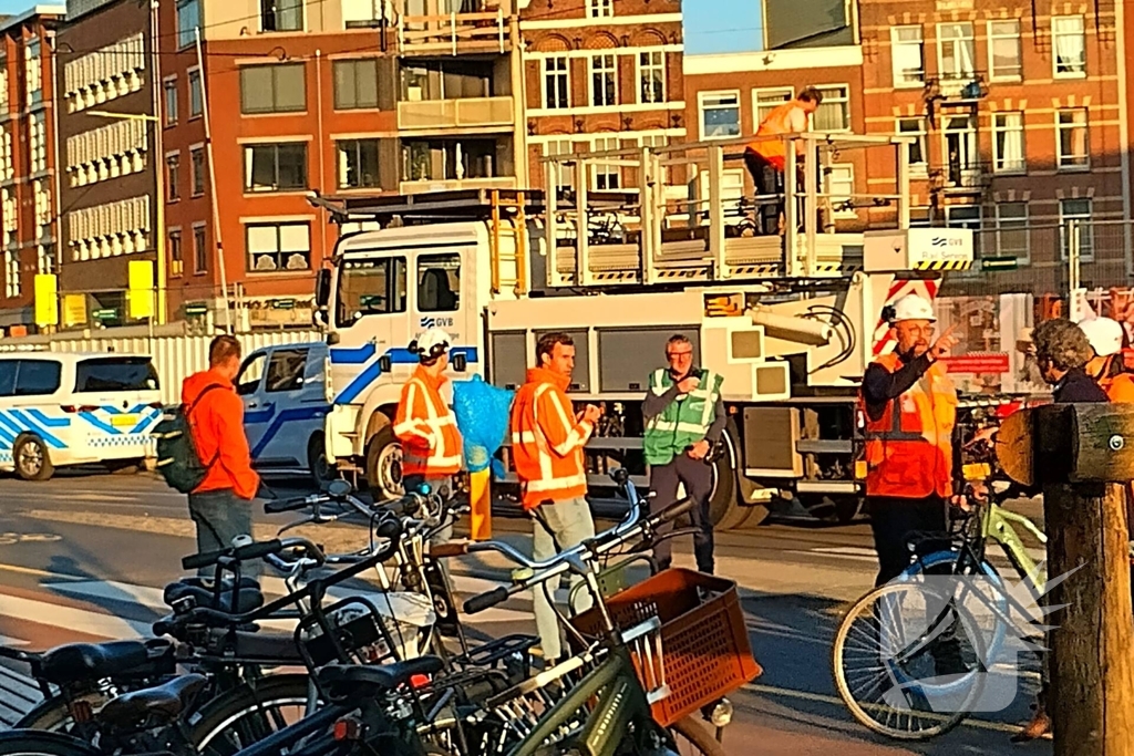 Vrachtwagen trekt bovenleiding van tram kapot