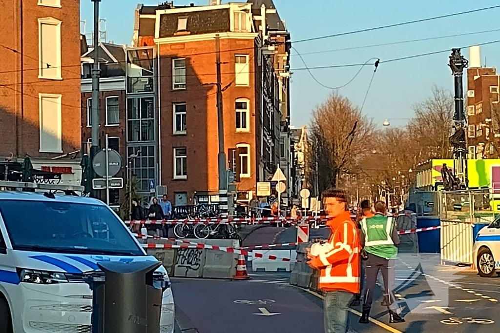 Vrachtwagen trekt bovenleiding van tram kapot