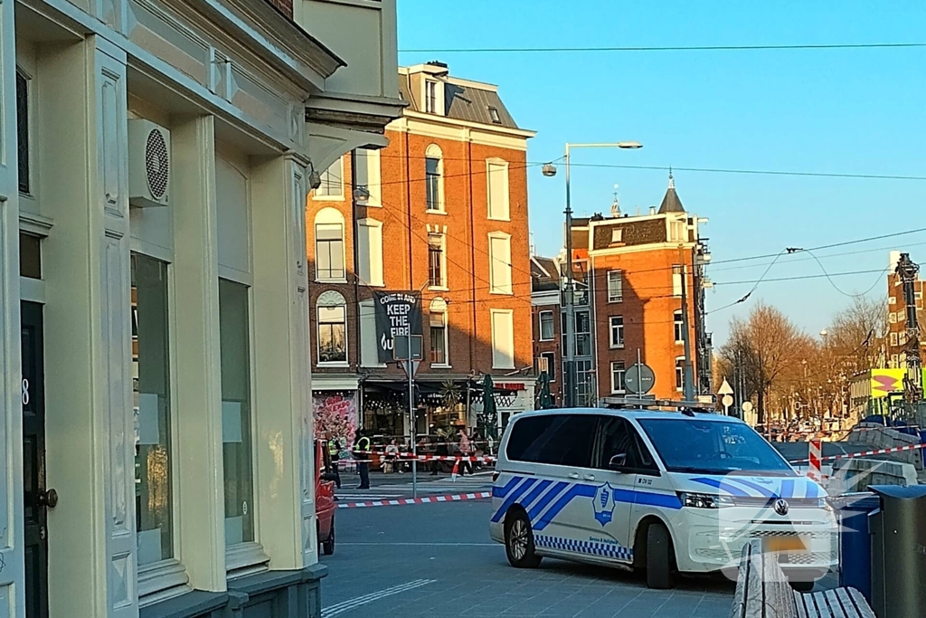 Vrachtwagen trekt bovenleiding van tram kapot