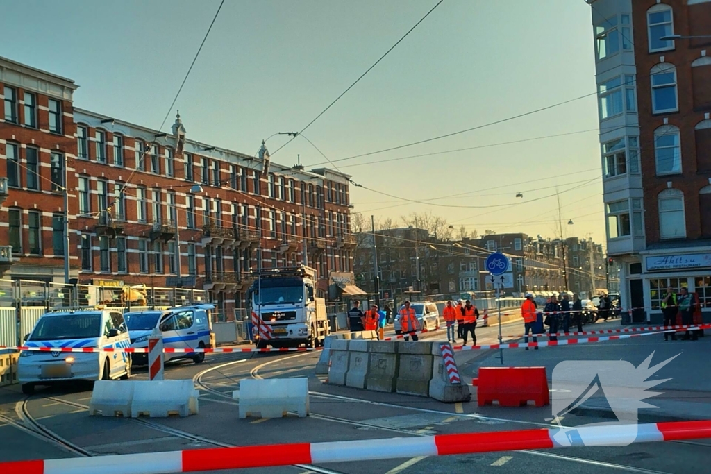 Vrachtwagen trekt bovenleiding van tram kapot