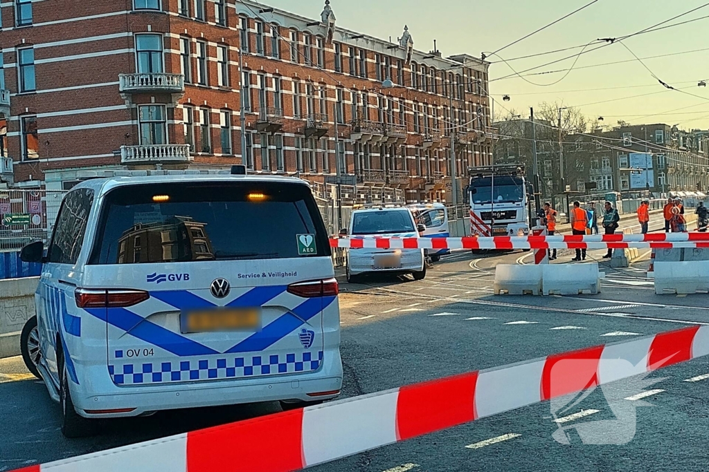 Vrachtwagen trekt bovenleiding van tram kapot