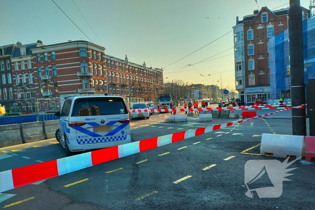 Vrachtwagen trekt bovenleiding van tram kapot