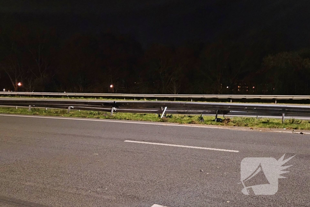 Bestuurder ramt vangrail