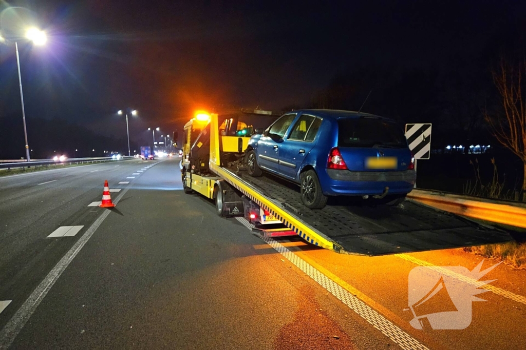 Bestuurder ramt vangrail