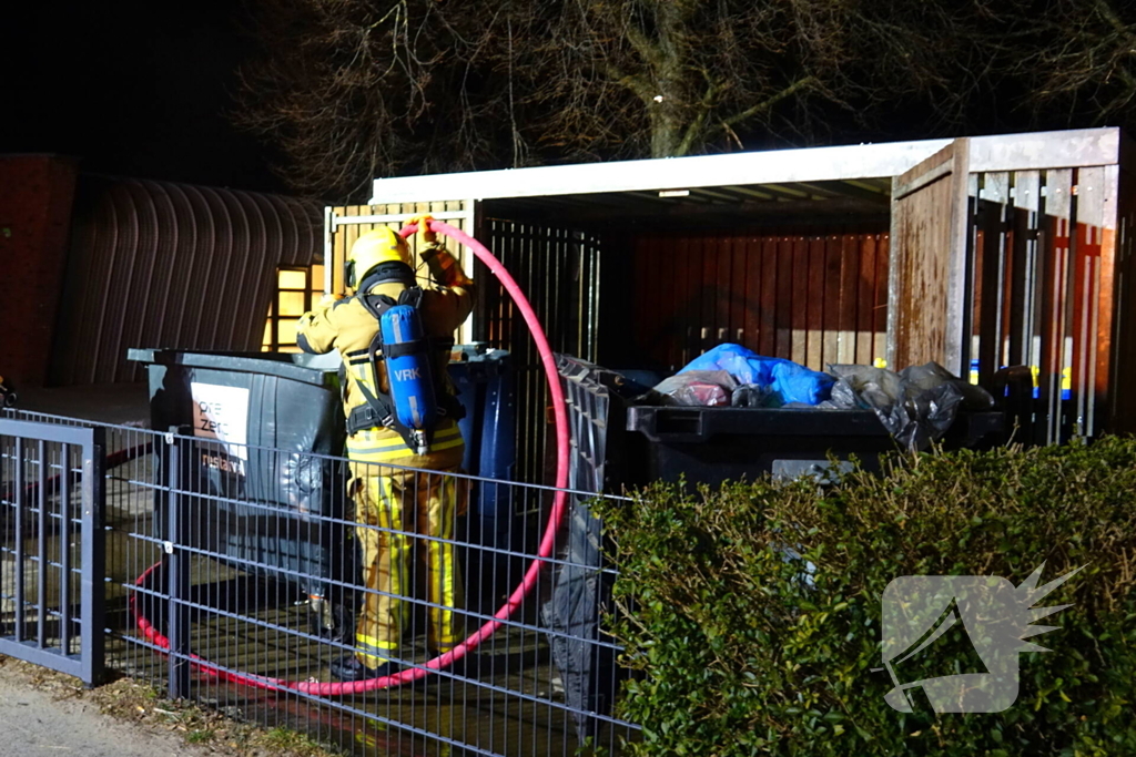 Brand in containers in fietsenstalling school