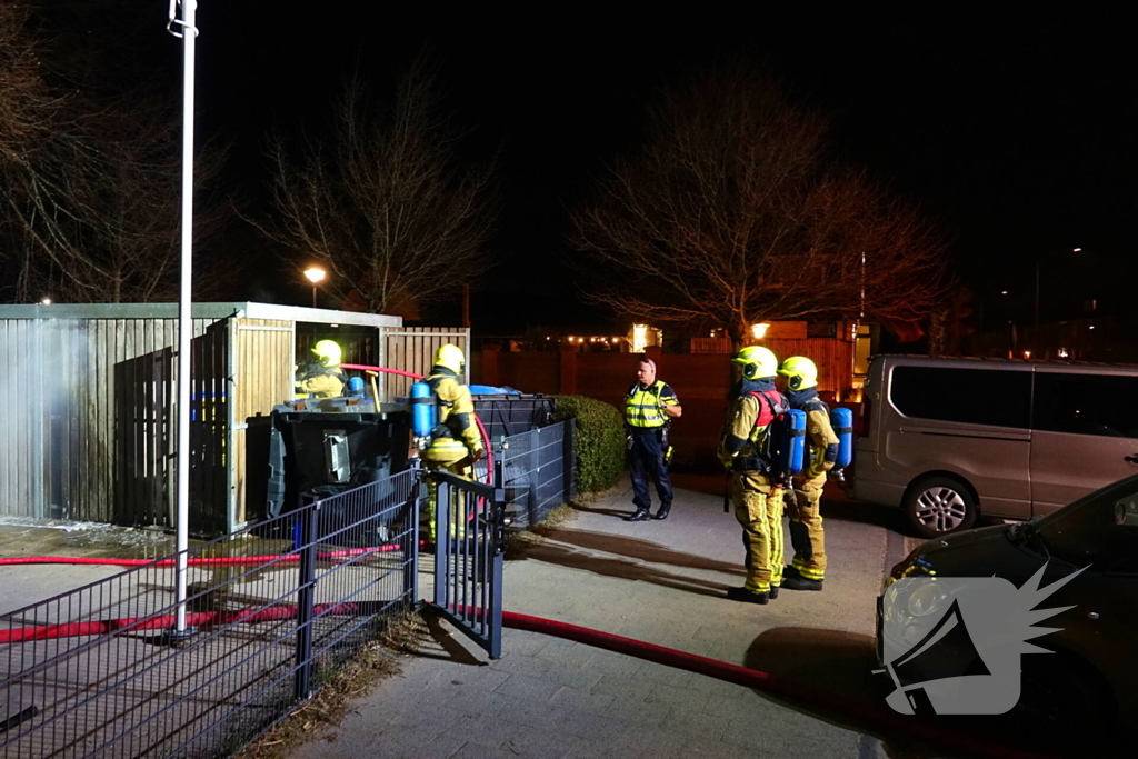 Brand in containers in fietsenstalling school