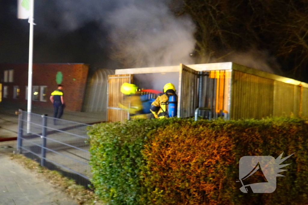 Brand in containers in fietsenstalling school