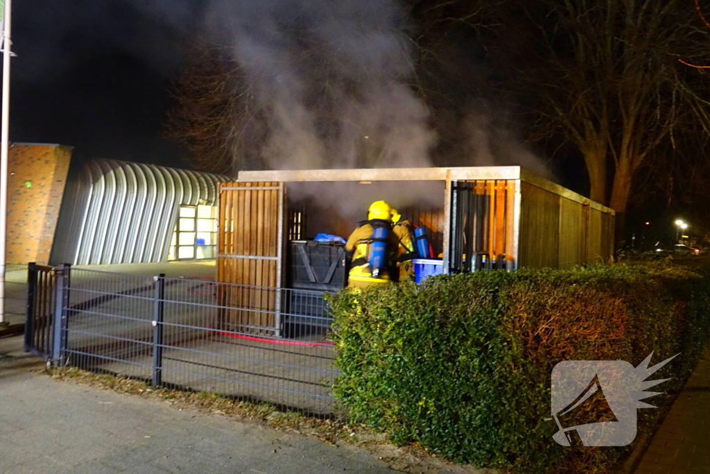 Brand in containers in fietsenstalling school