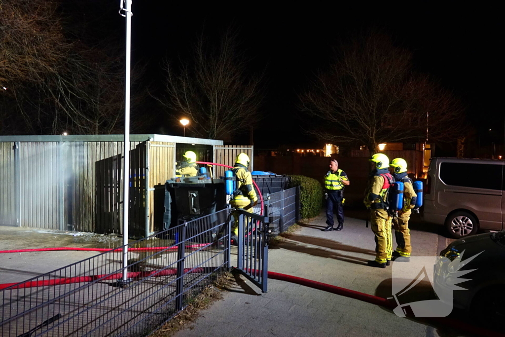 Brand in containers in fietsenstalling school