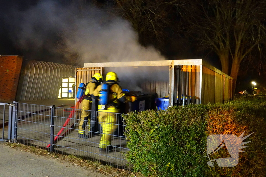 Brand in containers in fietsenstalling school