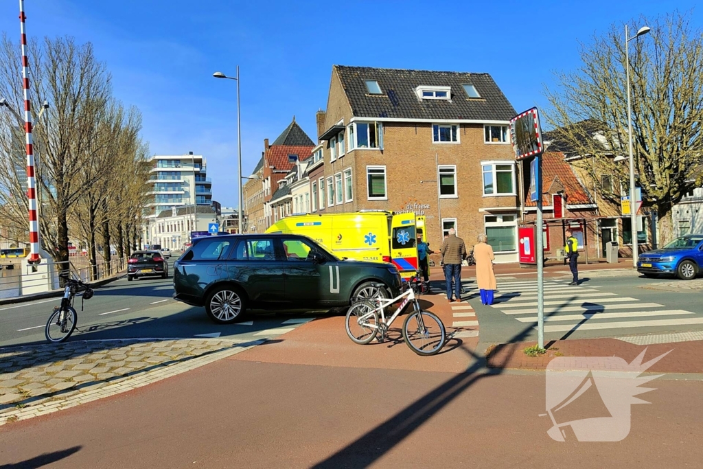 Fietser naar ziekenhuis na aanrijding