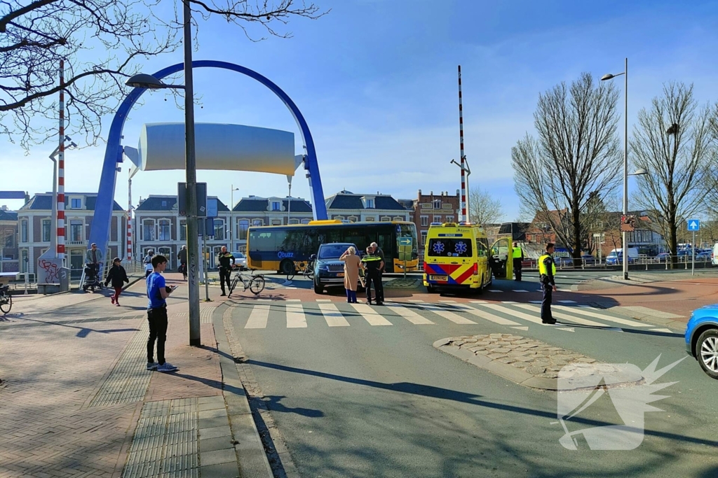 Fietser naar ziekenhuis na aanrijding