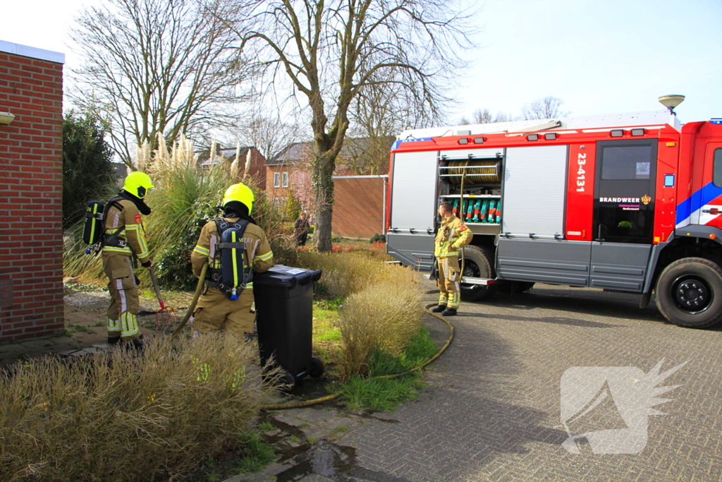 Brand naast woning snel geblust
