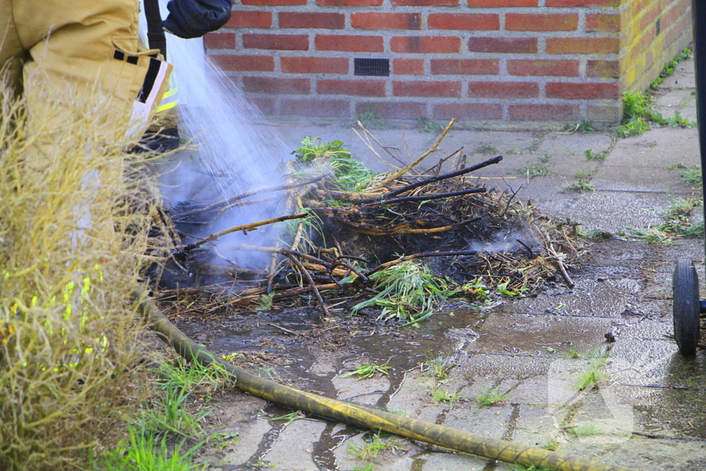 Brand naast woning snel geblust
